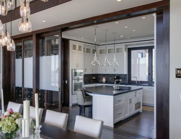 Dapur dengan sliding door untuk memisahkan ruang